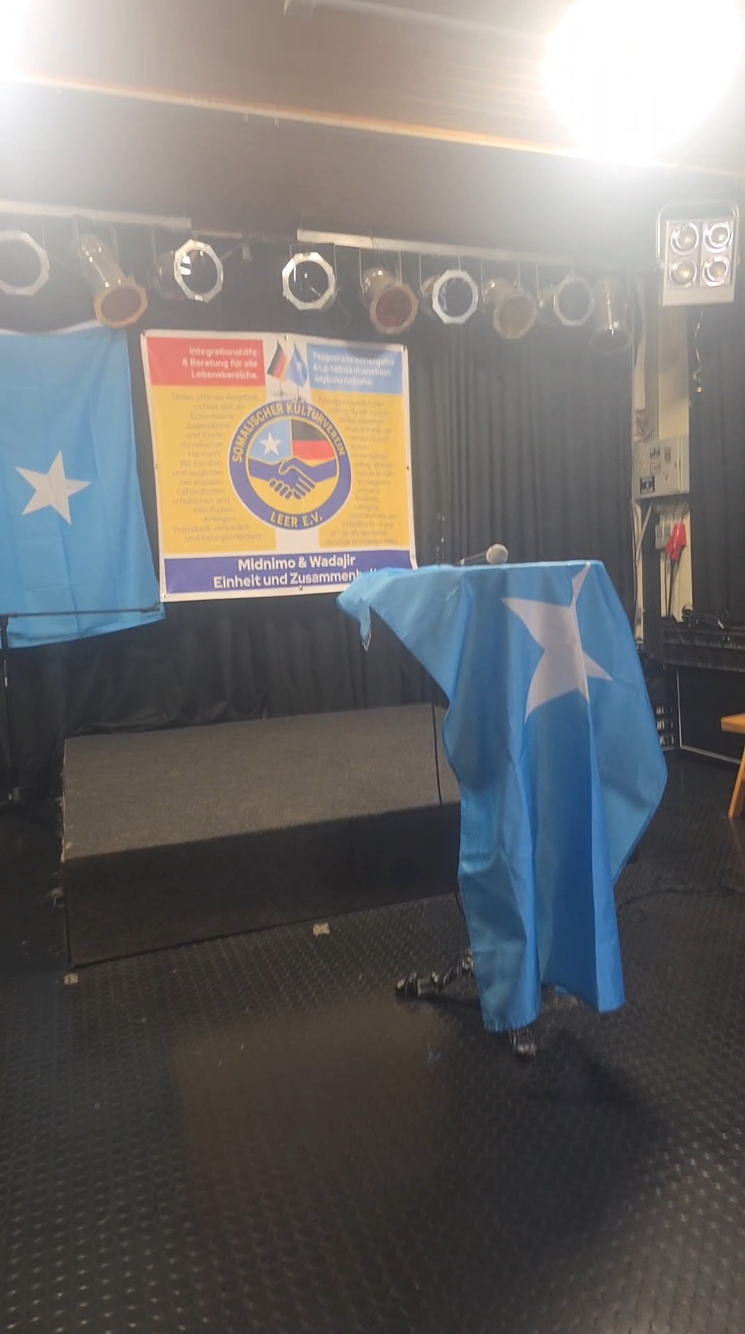 Bühne mit Banner des Vereins